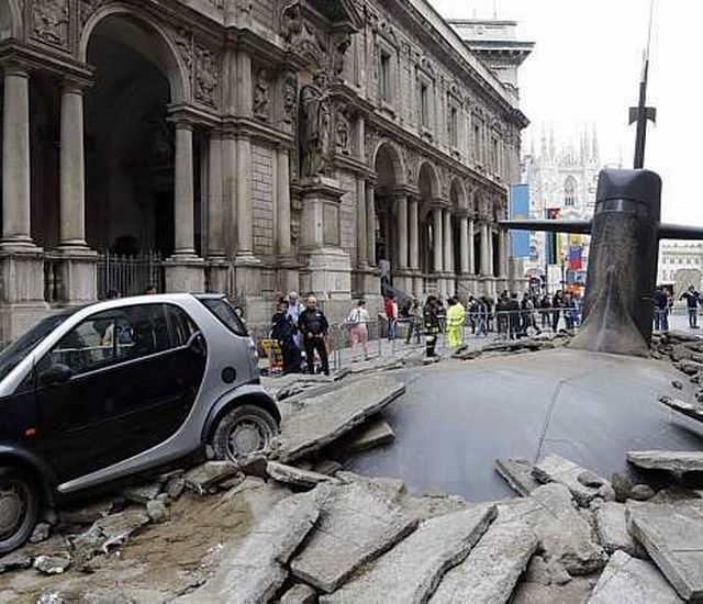   Submarino aparece no meio da rua em Milão